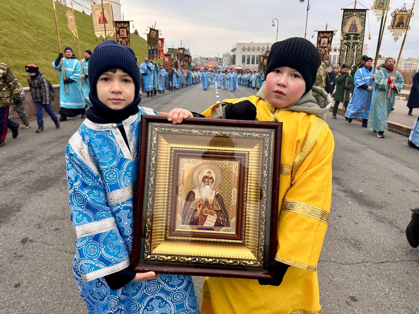 Алтарники и прихожане храма приняли участие в торжествах в день праздника Казанской иконы Божией Матери