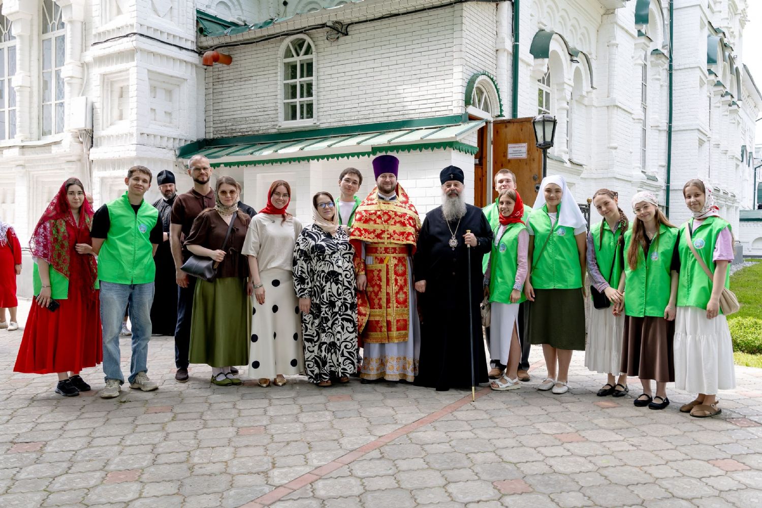 Православная молодежь Казани поздравили Владыку Кирилла с днем рождения